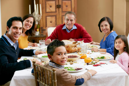 多代家庭庆祝感恩节