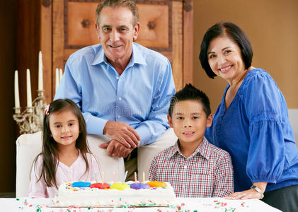 爷爷奶奶为孩子们庆祝生日蛋糕
