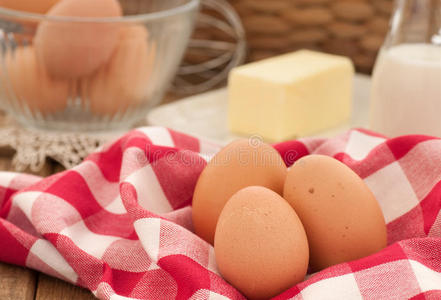 煮黄油牛奶棕色鸡蛋
