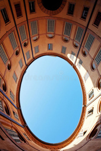 意大利城市庭院中的椭圆形蓝天图片
