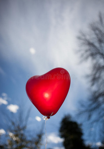 天空中的红色心形气球