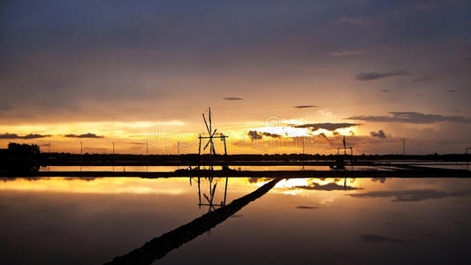 盐场和风轮的日落景色图片