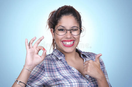 小女孩竖起大拇指眨了眨眼,然后示意好照片