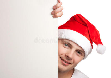 戴着圣诞帽的男人从空白海报中偷看