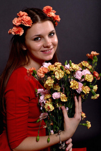 一个带花束的女孩的画像