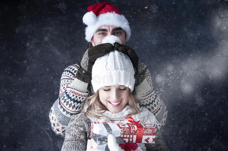 幸福搞笑的情侣覆盖着雪地背景。