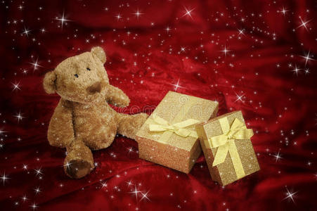 红色金色礼品盒泰迪熊