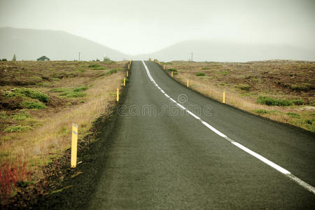 穿越冰岛景观的公路图片