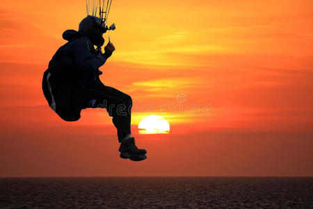 日落时的滑翔伞