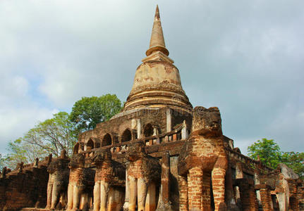 泰国寺庙宝塔周围的大象雕像