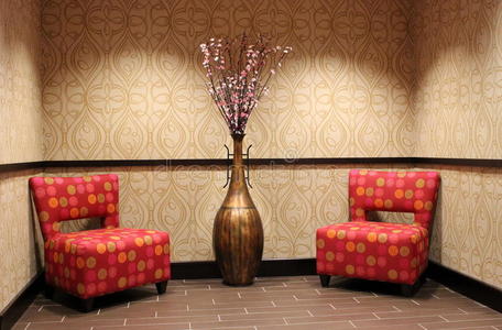 高档酒店的现代椅子和花瓶图片