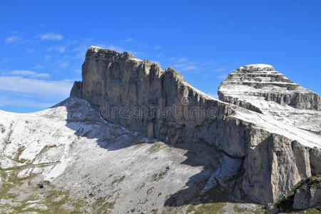 凉爽的岩石山峰