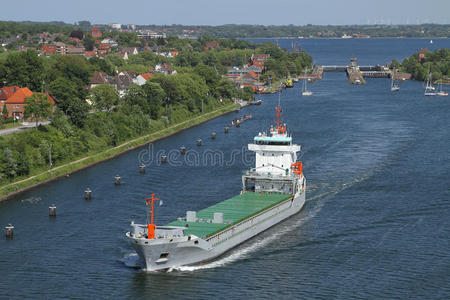 基尔霍尔滕瑙船闸附近的货船