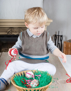 小男孩玩自制的复活节彩蛋