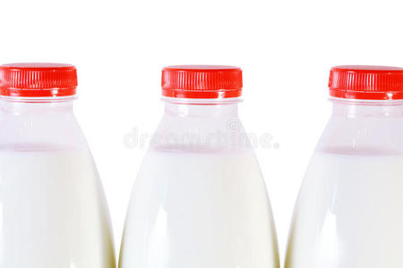 三瓶牛奶的一部分，盖子被隔离