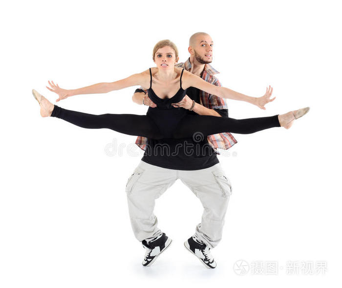 霹雳舞者抱着芭蕾舞演员踮起脚尖