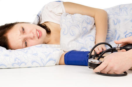 测量胸围美女病态美女躺在床上,测量血压照片