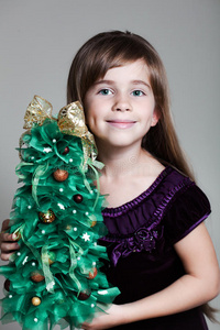 高加索六岁女孩圣诞树