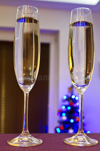 两杯香槟祝新年快乐