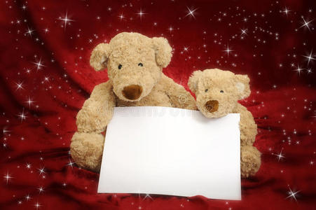 两个红色背景的泰迪熊和留言卡图片