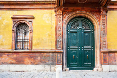 费拉拉中世纪房屋的木门，