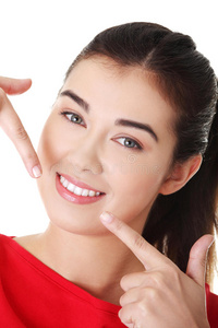 露出牙齿一个露出洁白牙齿的女人.照片