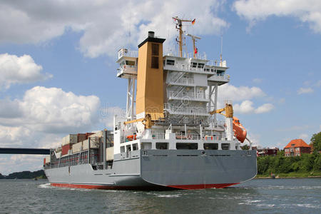 船尾木板的图像视图一艘废弃的木制渔船失事在水上帆船尾部帆船比赛