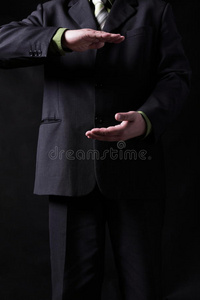 一个穿黑衬衫打领带的男人图片