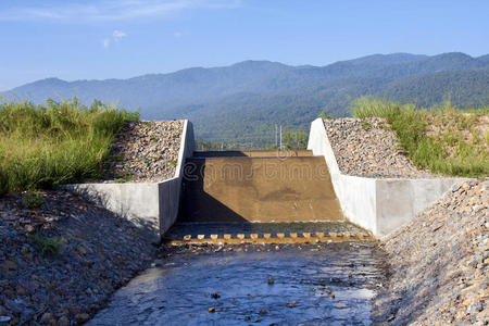 混凝土的堰灌溉图片