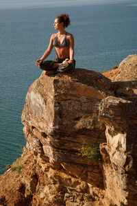 岩石上的瑜伽