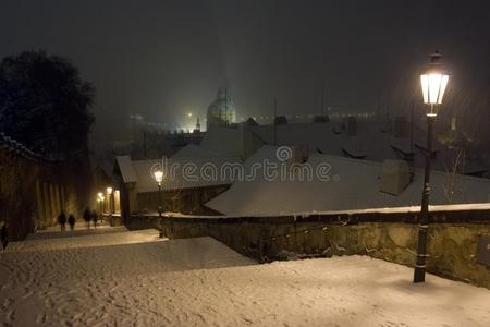 冬夜布拉格古城的布拉格城堡楼梯