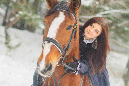 冬天的美女和马