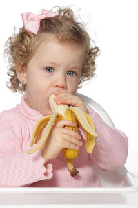 吃水果的女婴