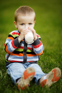 小男孩拿着一杯牛奶