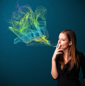 被烟雾困住的肺漂亮的女士抽着五颜六色的烟照片