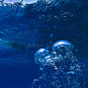 水面气泡水下蓝色水面与气泡照片