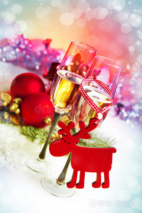 新年和圣诞节庆祝两个香槟酒杯作为节日装饰