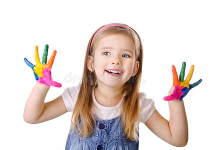 美丽微笑的小女孩双手被隔离在油漆里