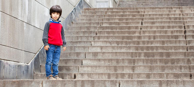 楼梯上的男孩