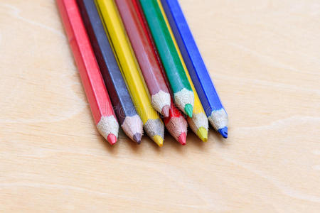 一堆彩色铅笔