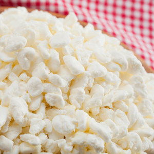 颗粒状的奶酪图片