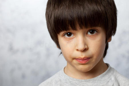 倔强的少年表情卡通倔强的骡子沙漠中骑着倔强骆驼的人倔强的小男孩