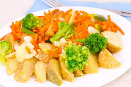 叉子盘拌蔬菜