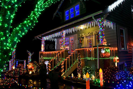 有圣诞灯的房子