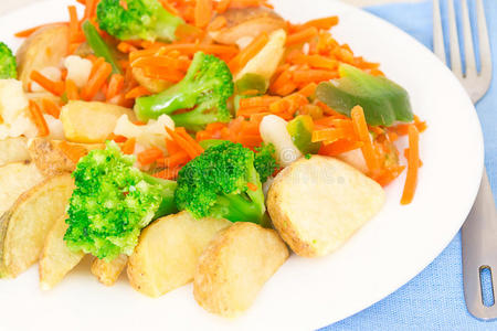 叉子盘拌蔬菜
