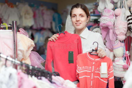 服装店的年轻女子图片