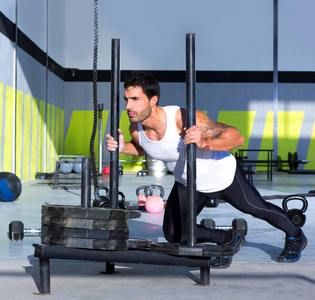 crossfit雪橇推手推重物训练照片