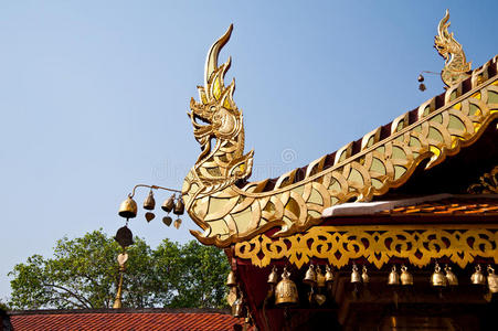 泰国寺庙屋顶上的娜迦雕像