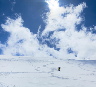 滑雪板下山图片