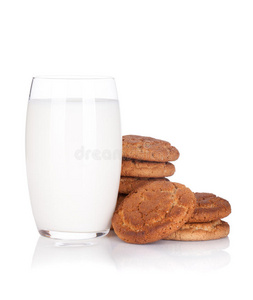 一杯牛奶和饼干